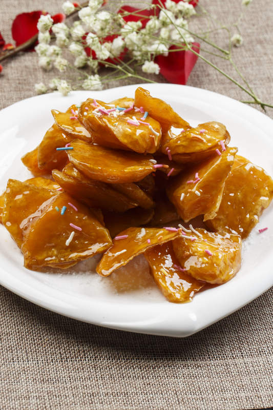 白色瓷盘转的拔丝红薯图片