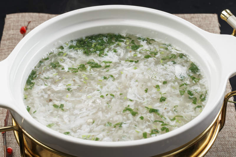 白色瓷盆装的西湖牛肉羹图片