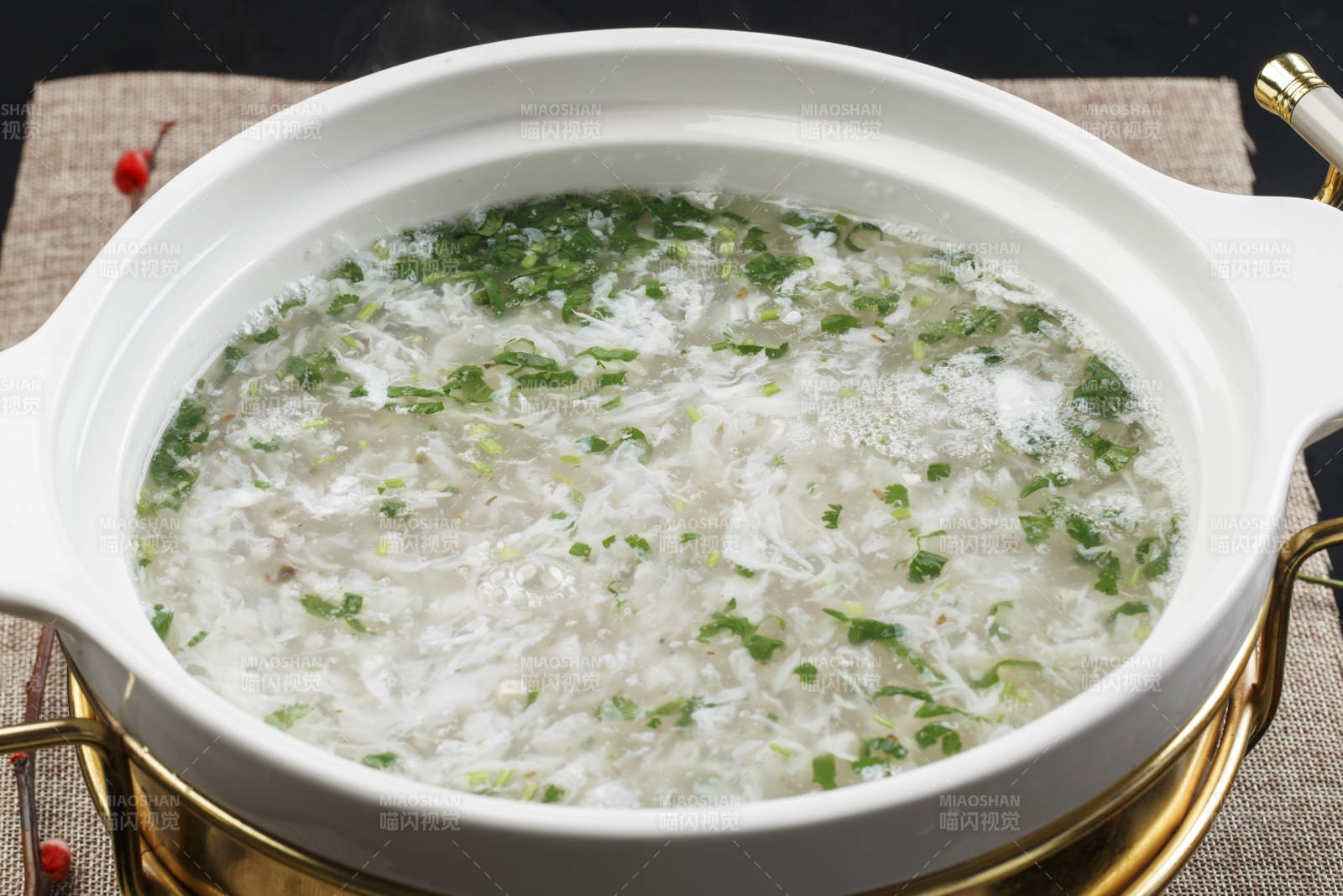 白色瓷盆装的西湖牛肉羹图片