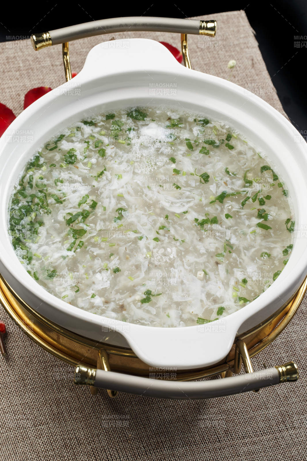 白色瓷盆装的西湖牛肉羹图片