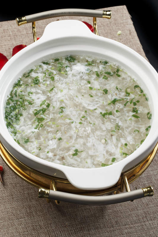 白色瓷盆装的西湖牛肉羹图片