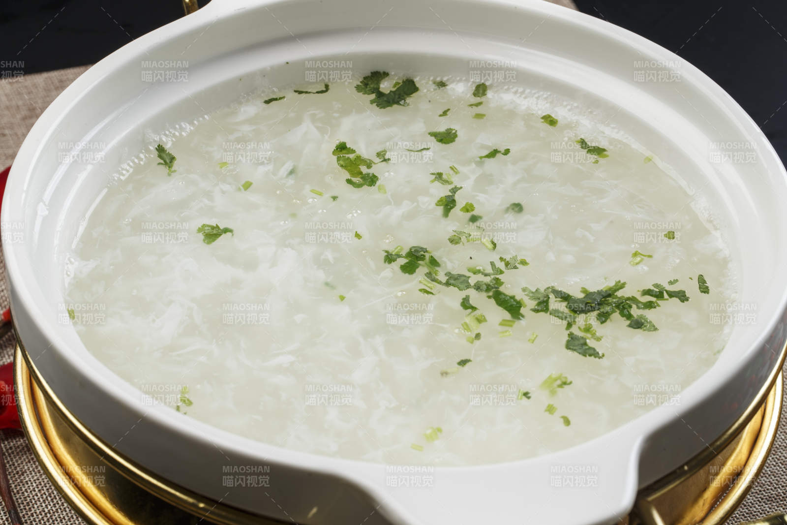 白色瓷盆装的西湖牛肉羹图片