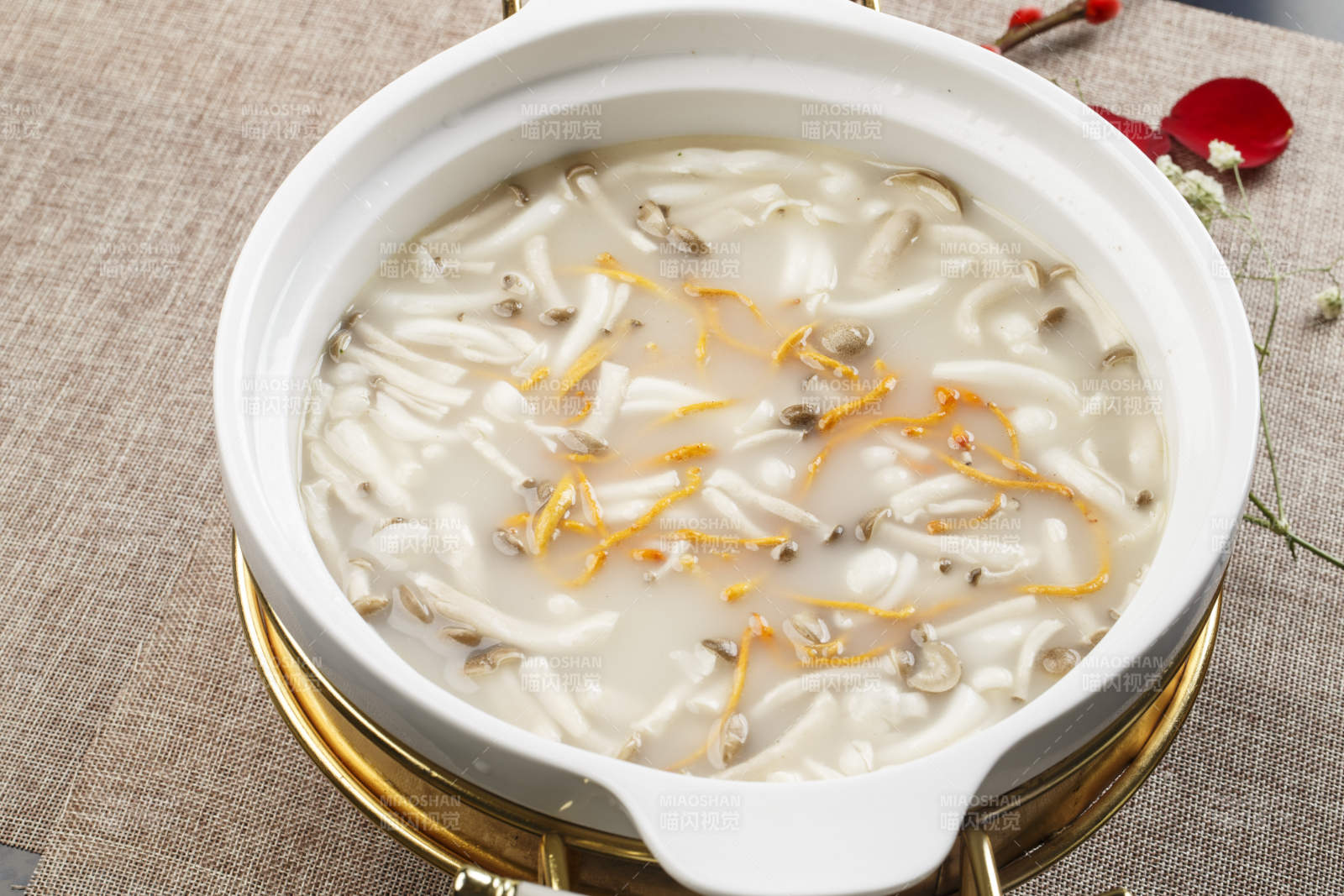 白色瓷盆装的虫草花山珍菌汤羹图片