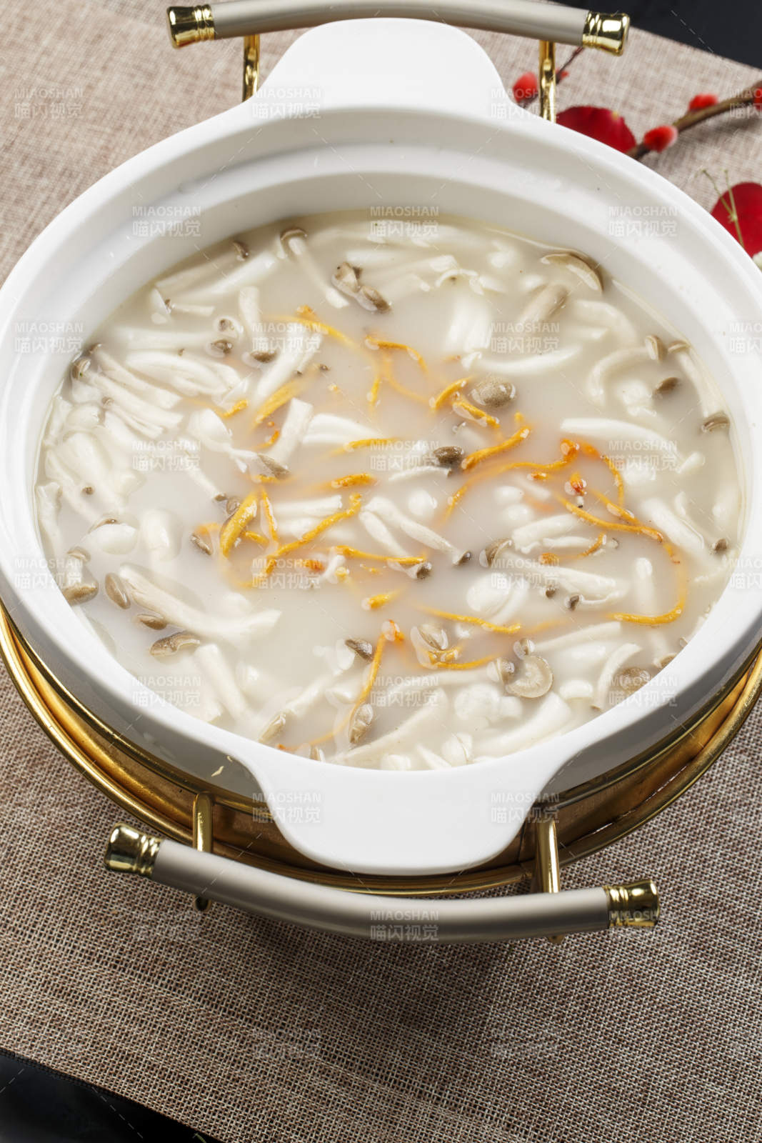 白色瓷盆装的虫草花山珍菌汤羹图片