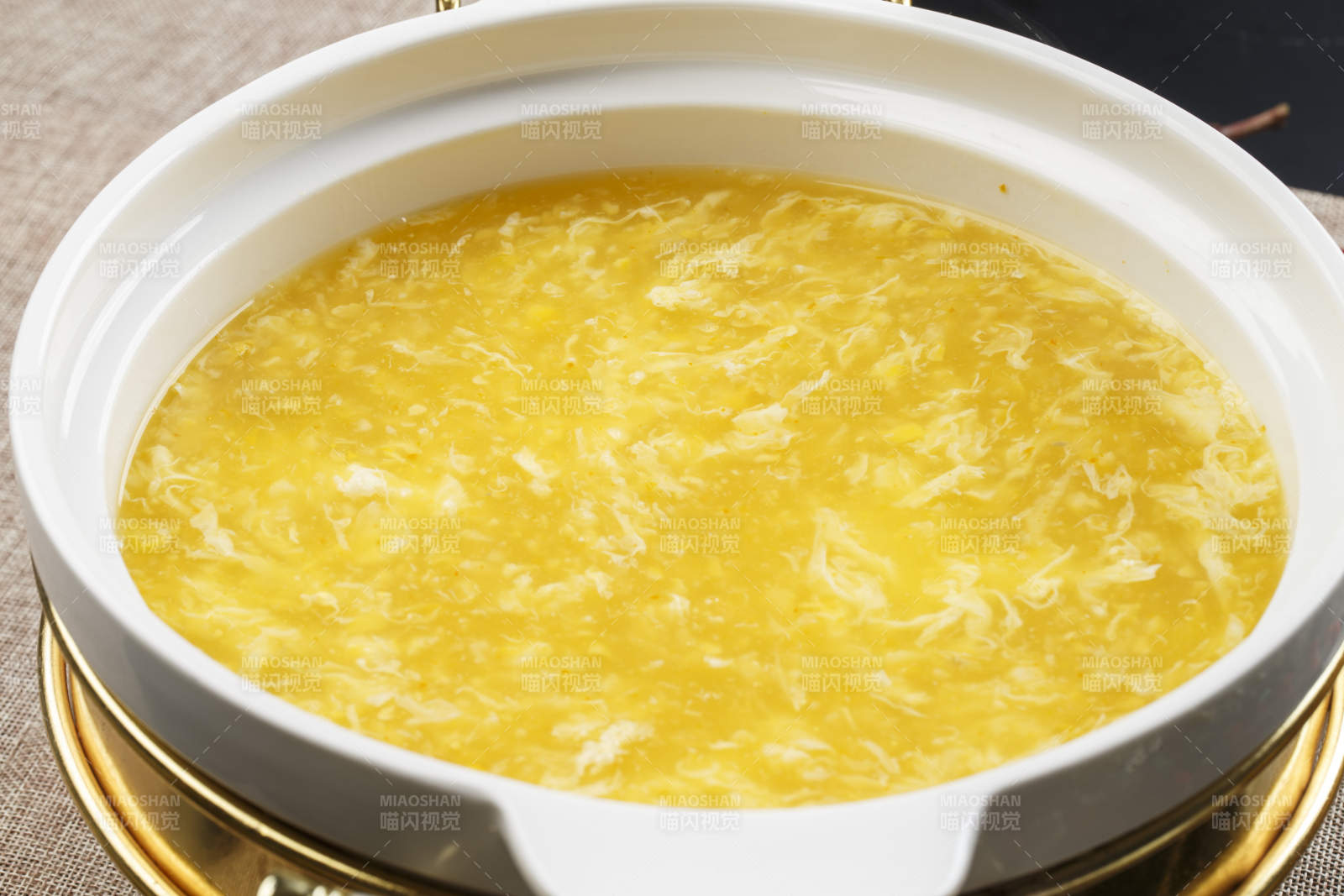 白色瓷盆装的黄金鸡蛋玉米羹图片