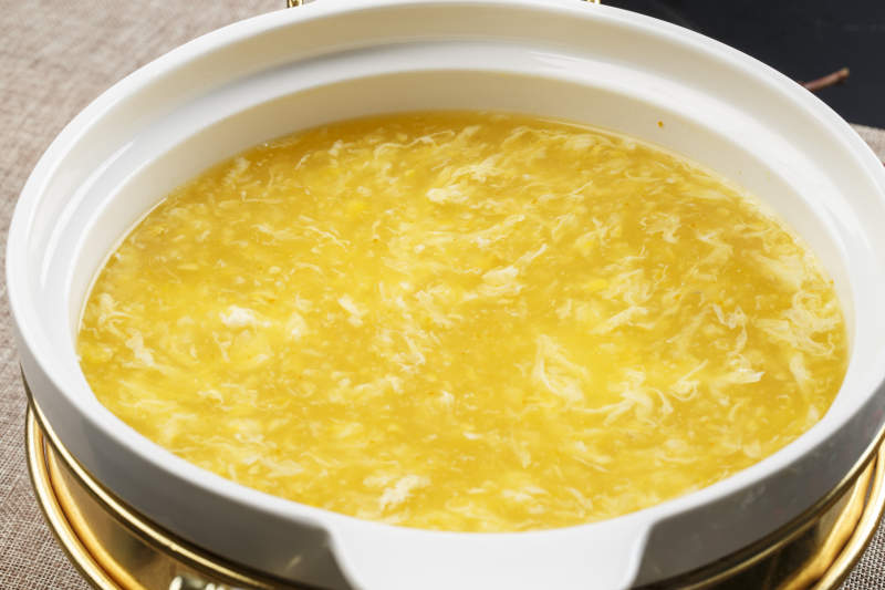 白色瓷盆装的黄金鸡蛋玉米羹图片