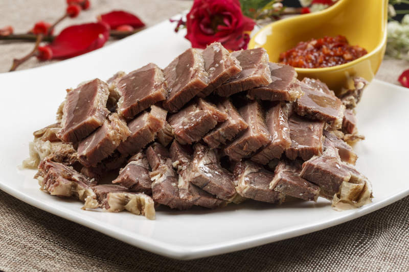 白色瓷盘装的水晶驴肉图片