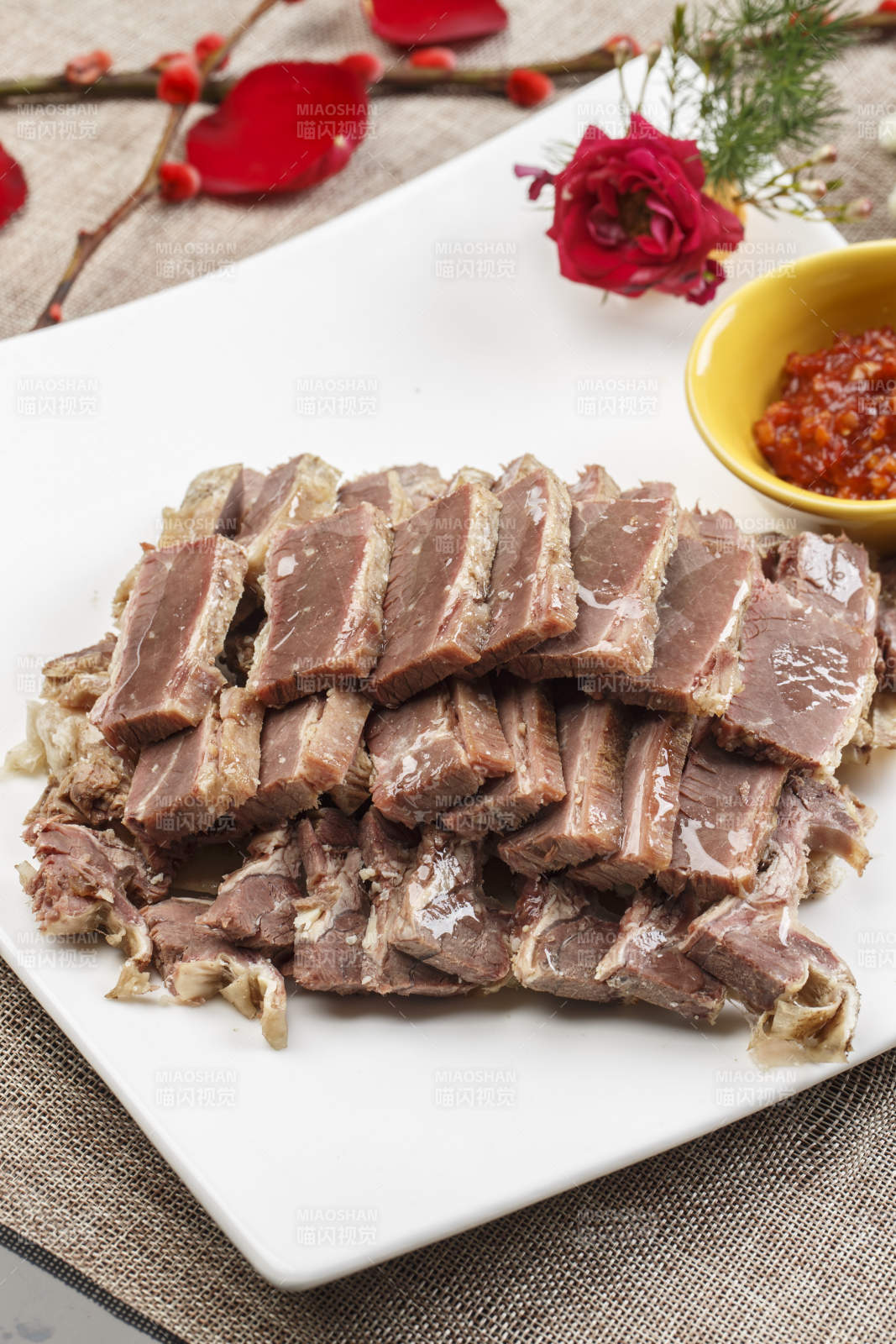 白色瓷盘装的水晶驴肉图片