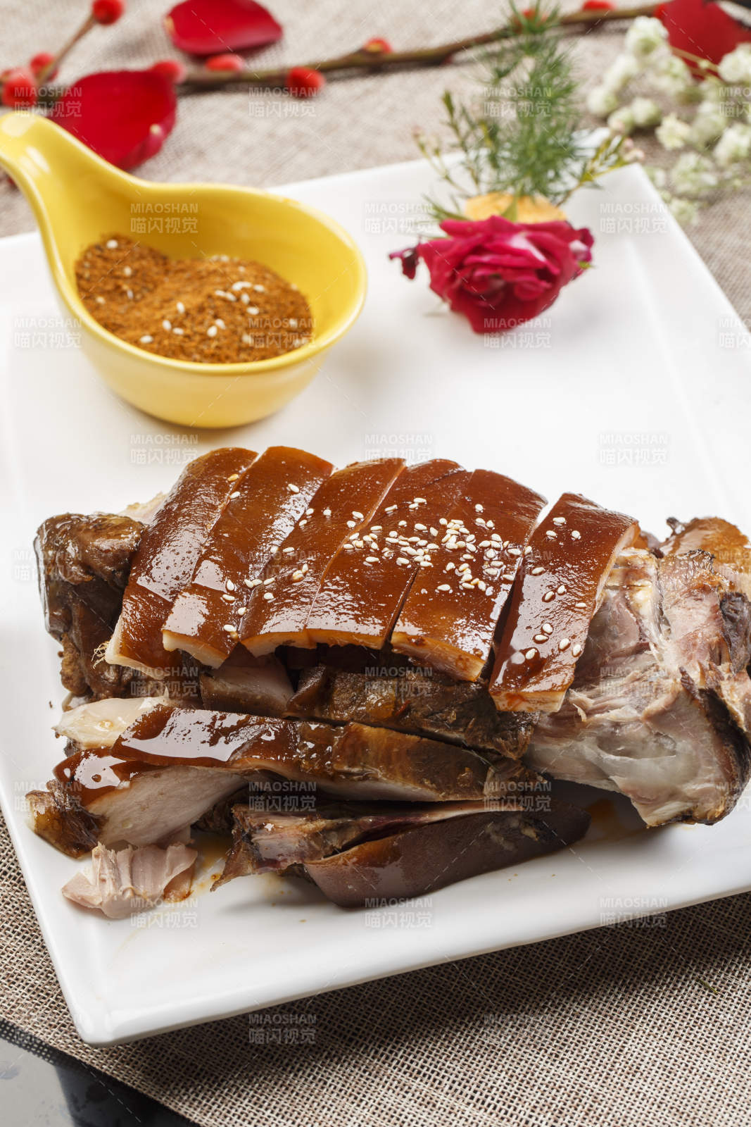 白色瓷盘装的脆皮烤猪肘图片