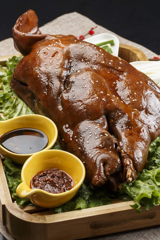 木质托盘装的卤味烤猪脸图片