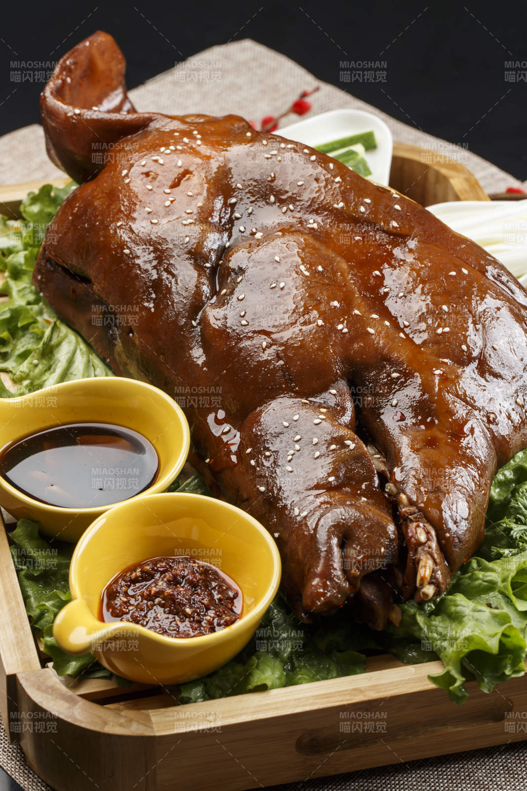木质托盘装的卤味烤猪脸图片