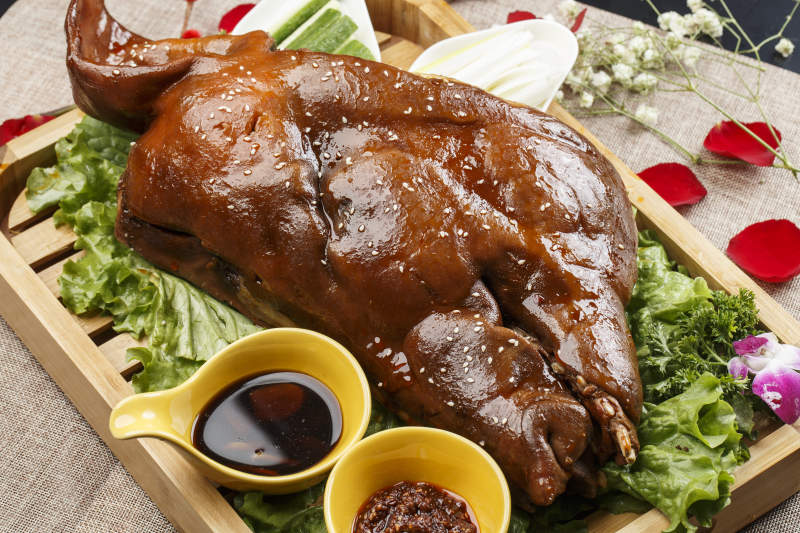 木质托盘装的卤味烤猪脸图片