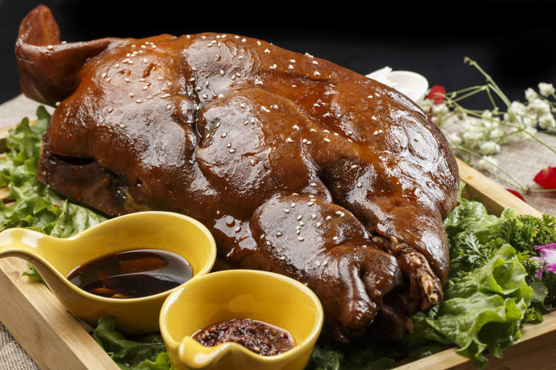 木质托盘装的卤味烤猪脸图片