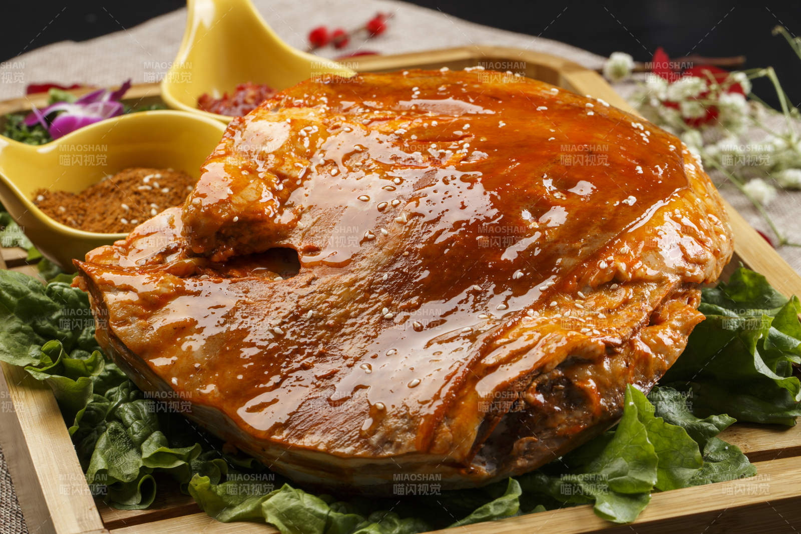 木质托盘装的酱香炭烤羊背图片