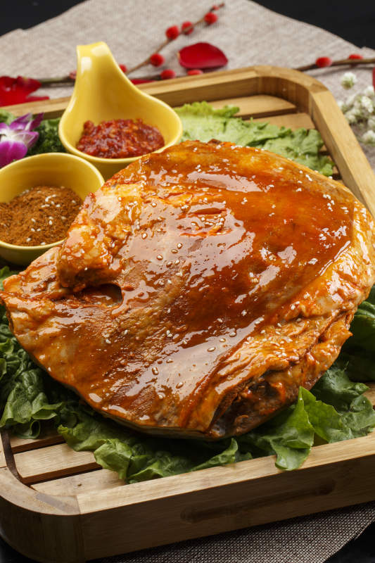 木质托盘装的酱香炭烤羊背图片