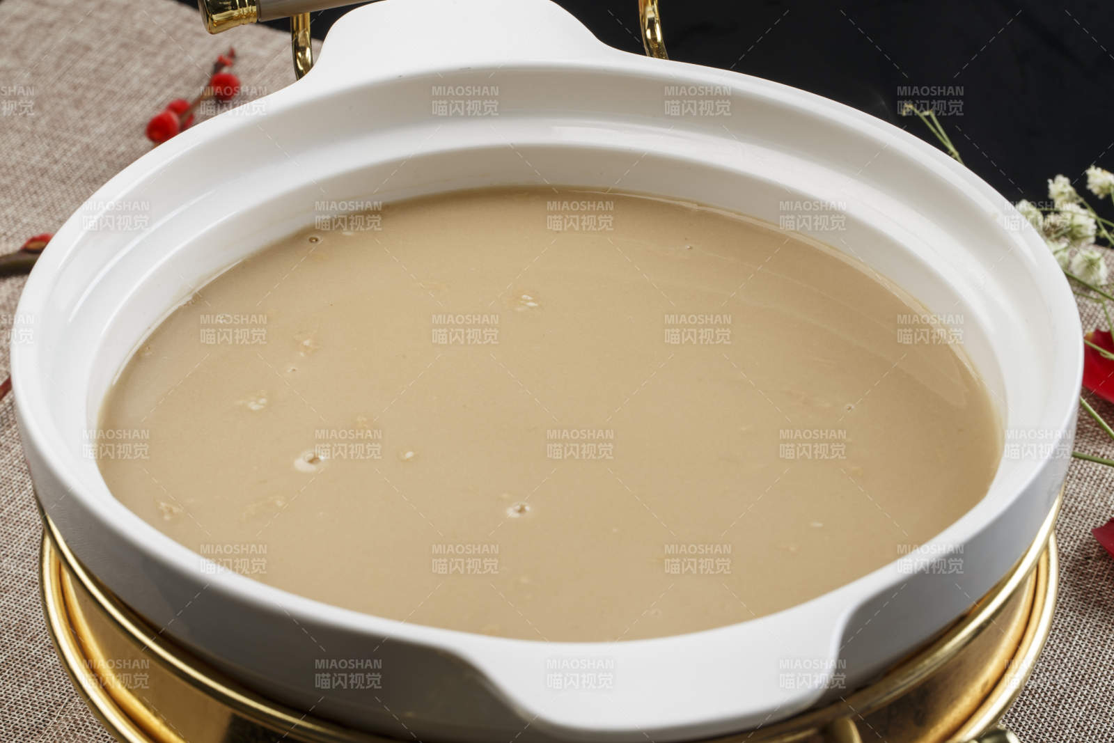 白色瓷盆装的豆面糊糊图片