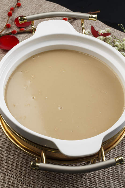 白色瓷盆装的豆面糊糊图片