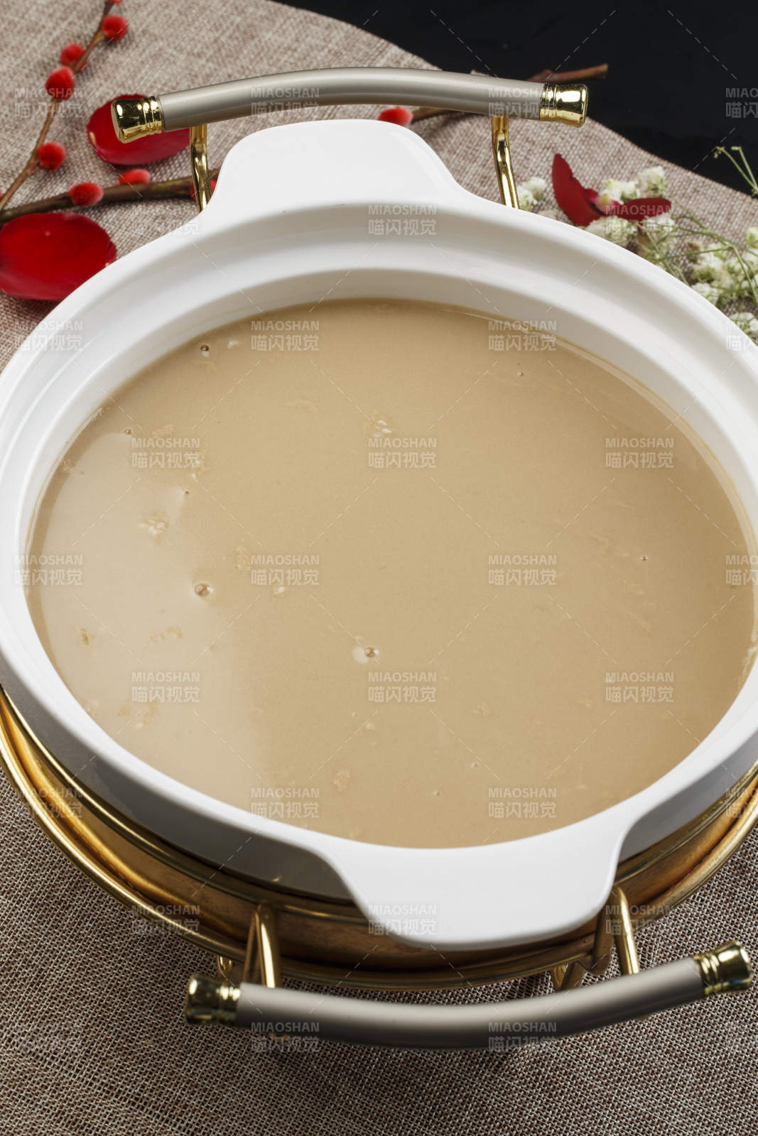 白色瓷盆装的豆面糊糊图片