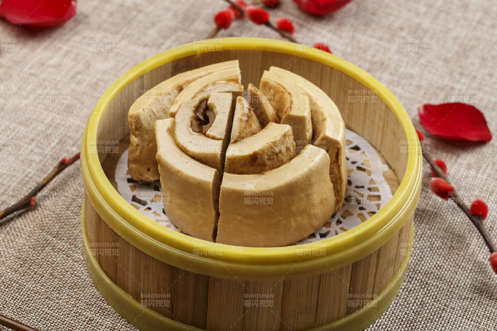 竹笼屉装的粗粮肉龙图片