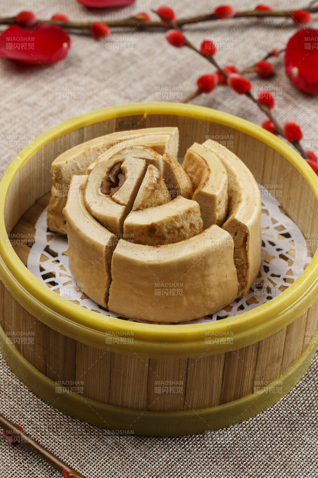 竹笼屉装的粗粮肉龙图片