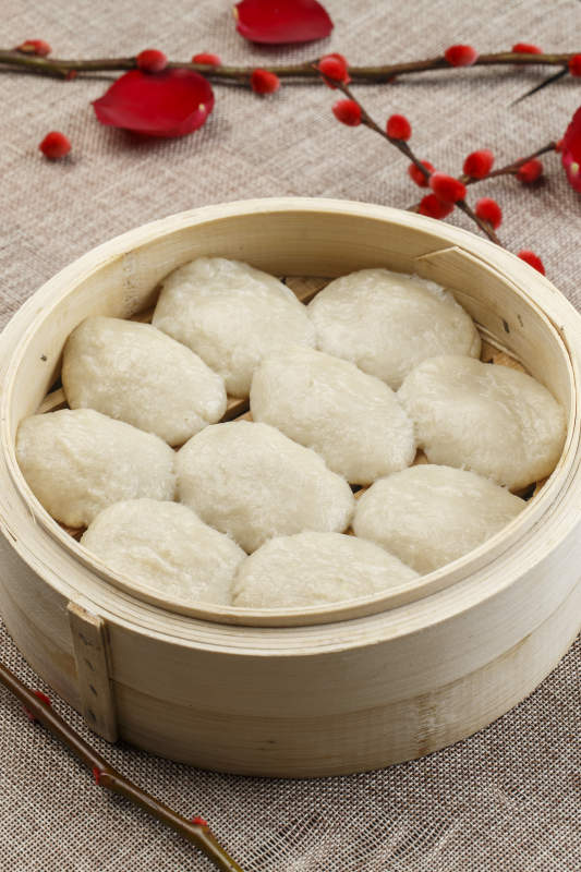 朱笼屉装的东北粘豆包图片