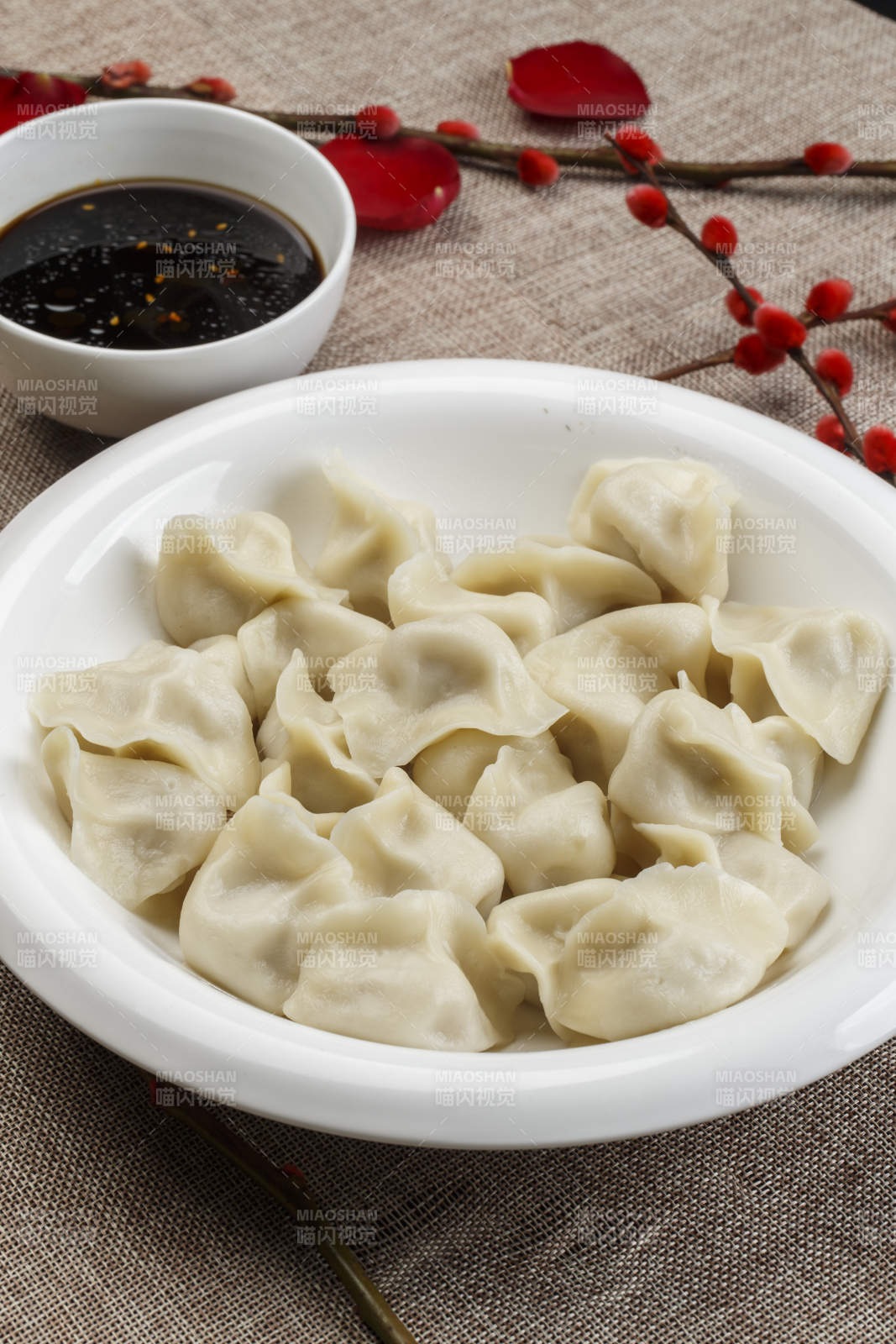 白色瓷盘装的手工猪肉水饺图片