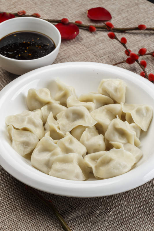 白色瓷盘装的手工猪肉水饺图片