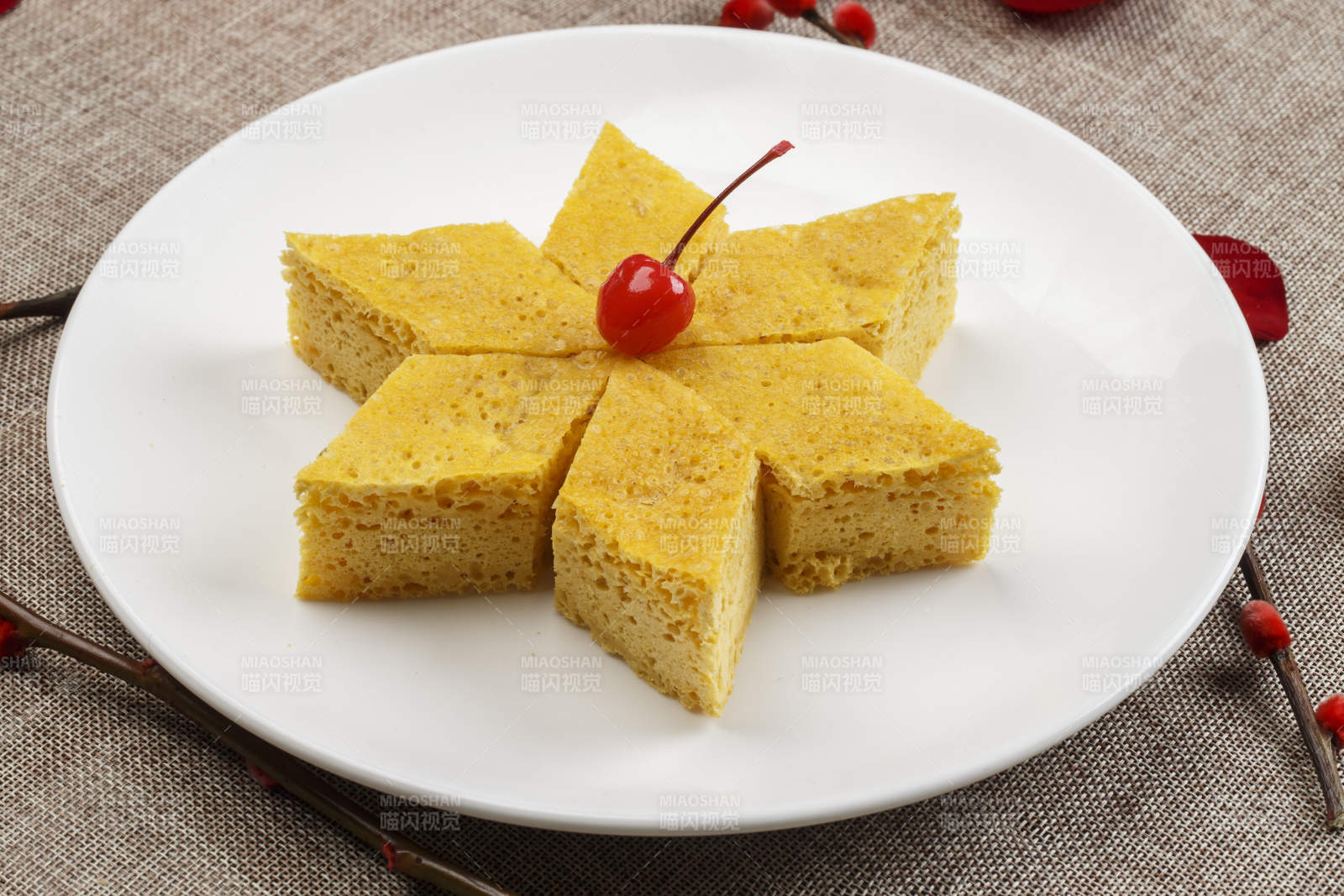 白色瓷盘装的粗粮发糕图片