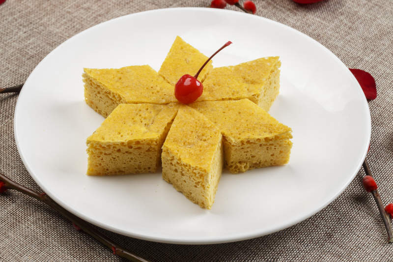 白色瓷盘装的粗粮发糕图片