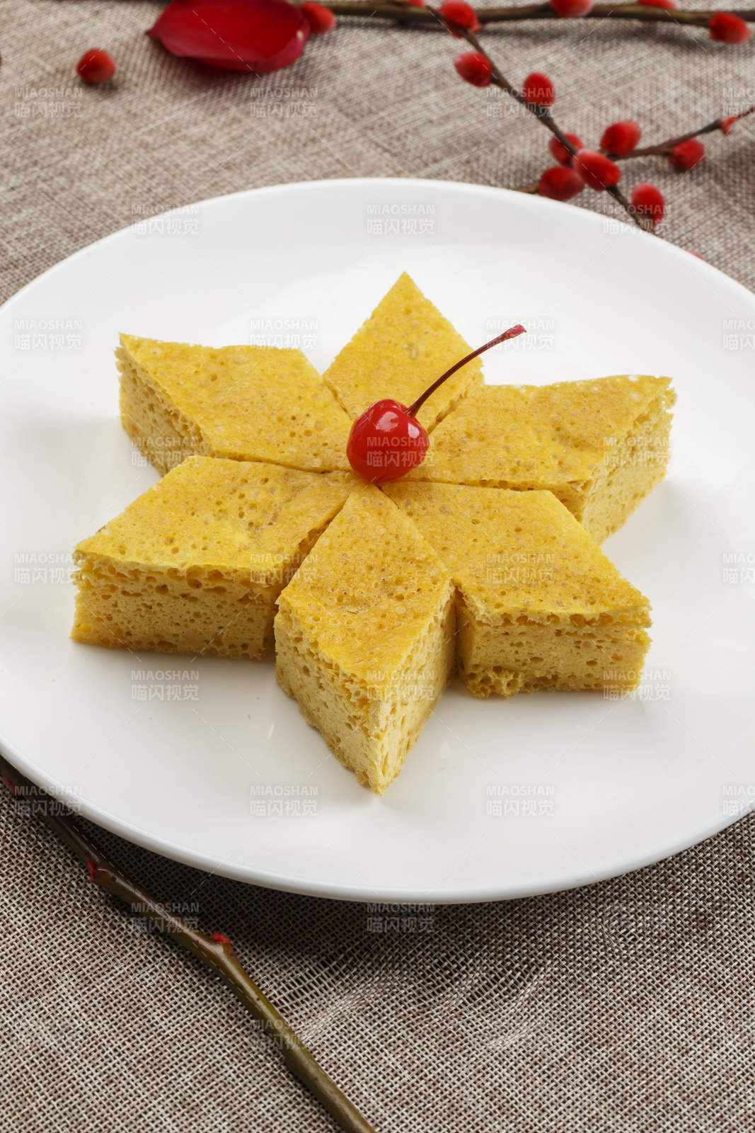 白色瓷盘装的粗粮发糕图片