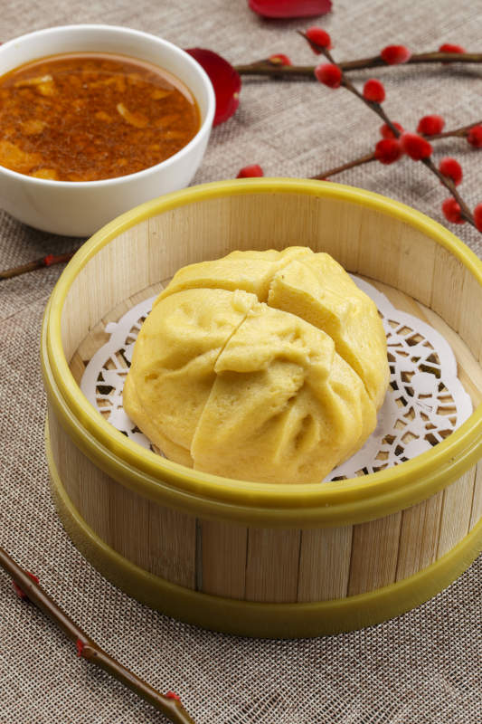 竹笼屉装的开花黄馍馍图片