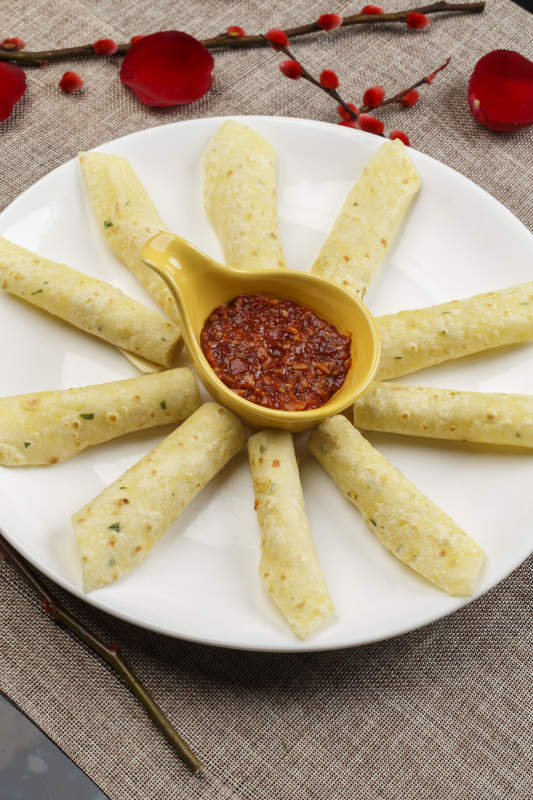 白色瓷盘装的蘸酱玉米饼图片