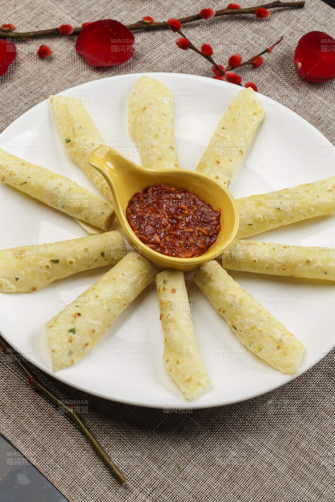 白色瓷盘装的蘸酱玉米饼图片