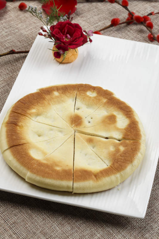 白色瓷盘装的发面果烤饼图片