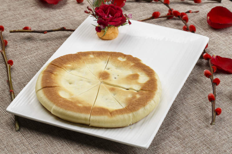 白色瓷盘装的发面果烤饼图片