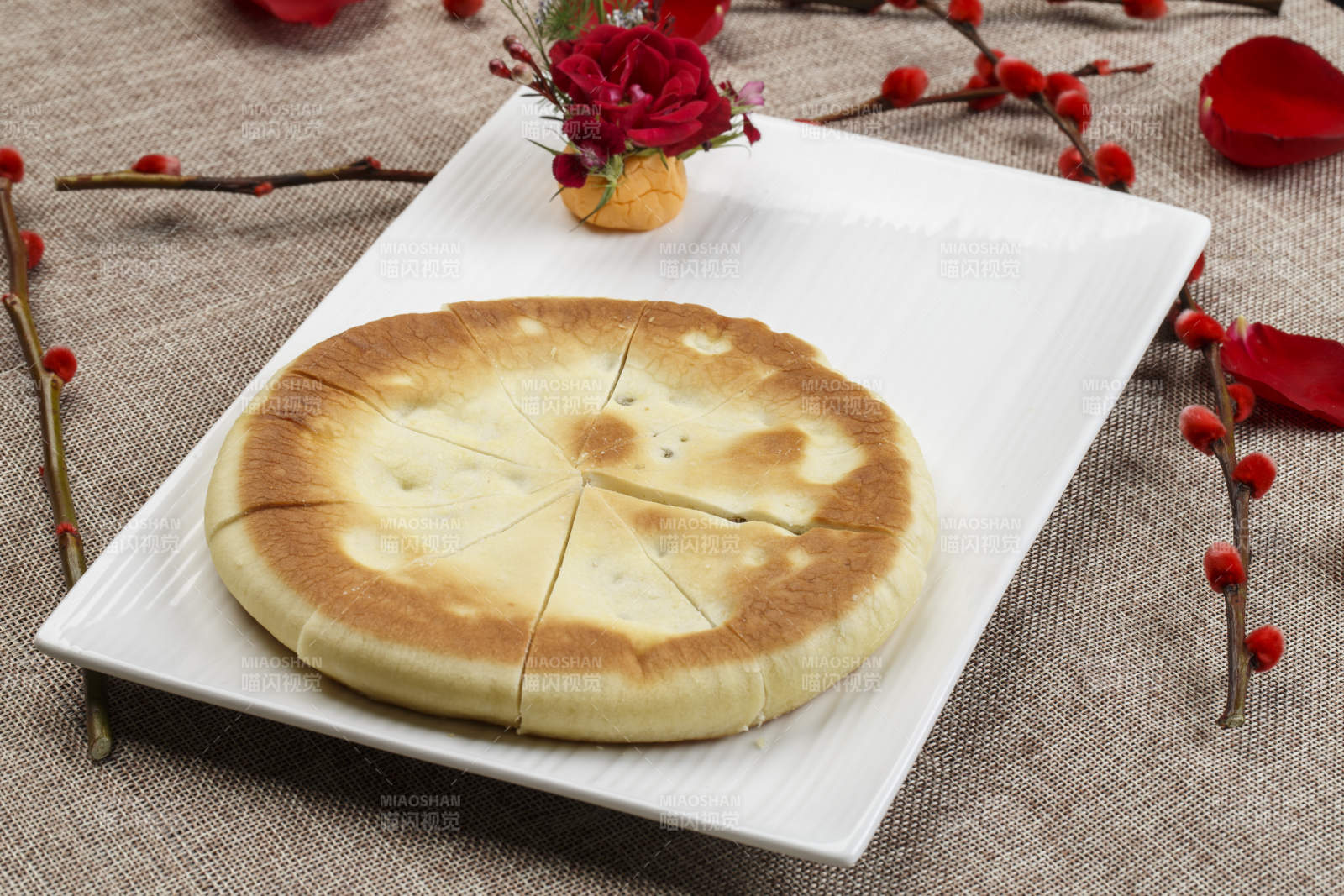 白色瓷盘装的发面果烤饼图片