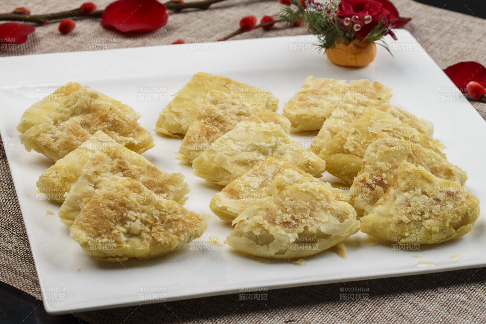 白色瓷盘装的起酥榴莲饼图片