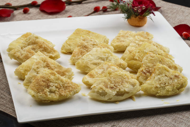 白色瓷盘装的起酥榴莲饼图片