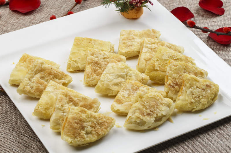 白色瓷盘装的起酥榴莲饼图片