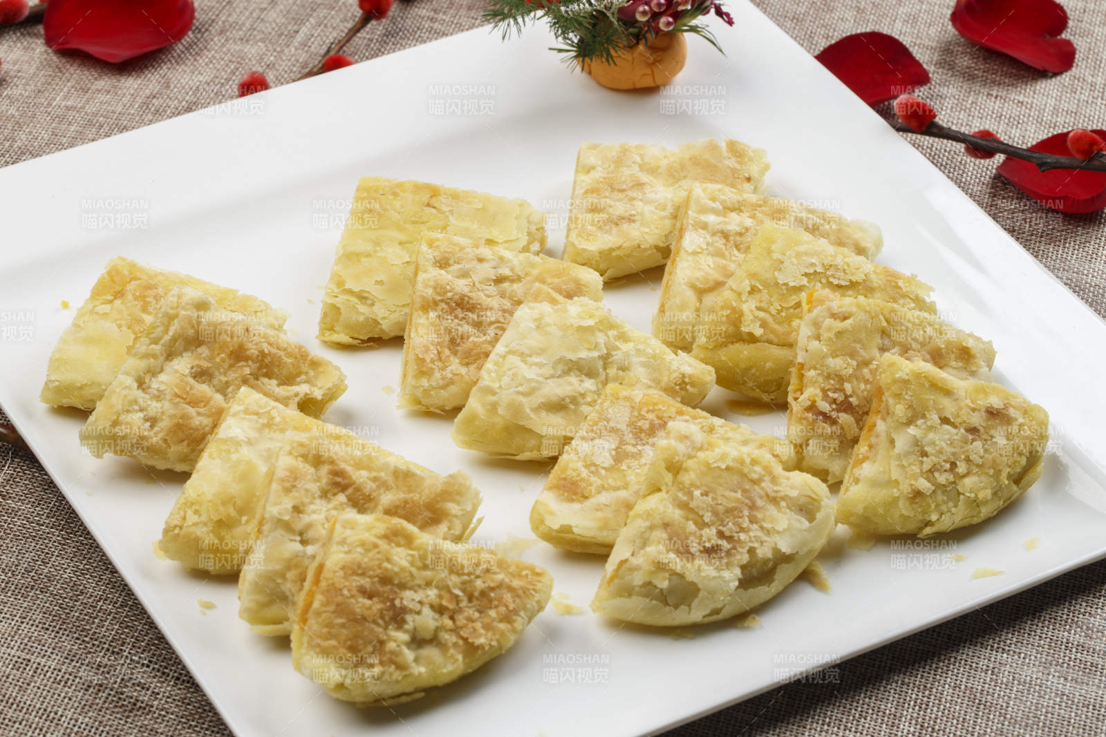 白色瓷盘装的起酥榴莲饼图片