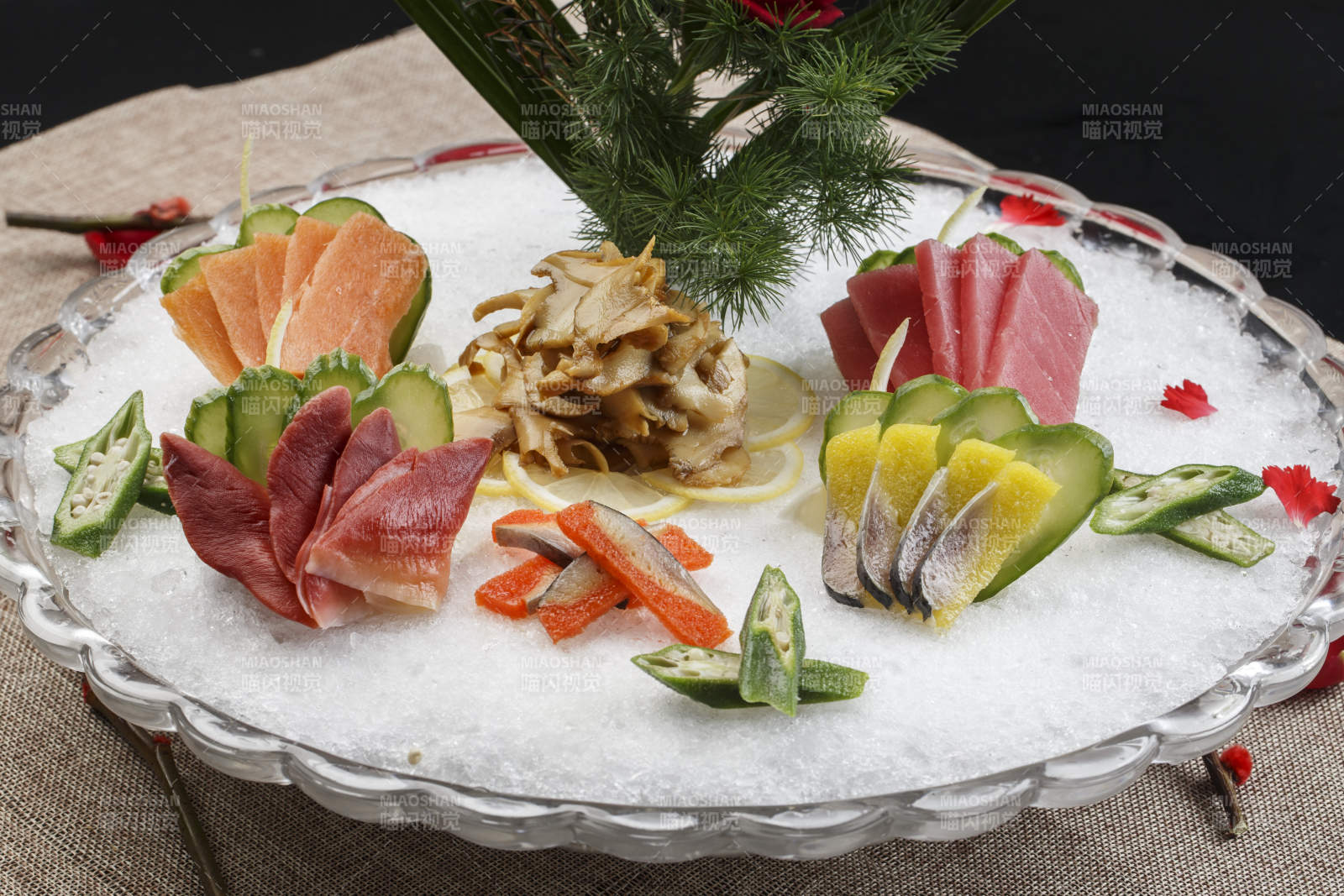 布满碎冰的餐具装的海鲜刺身图片