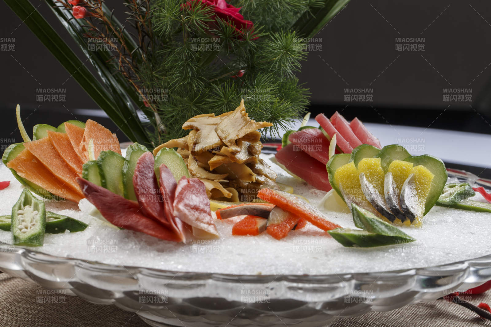 布满碎冰的餐具装的海鲜刺身图片