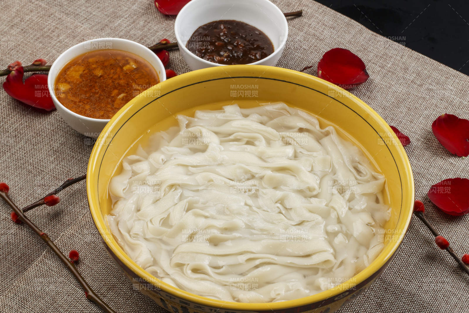 黄色瓷盆装的过水面条图片