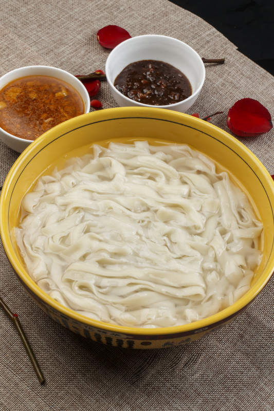 黄色瓷盆装的过水面条图片