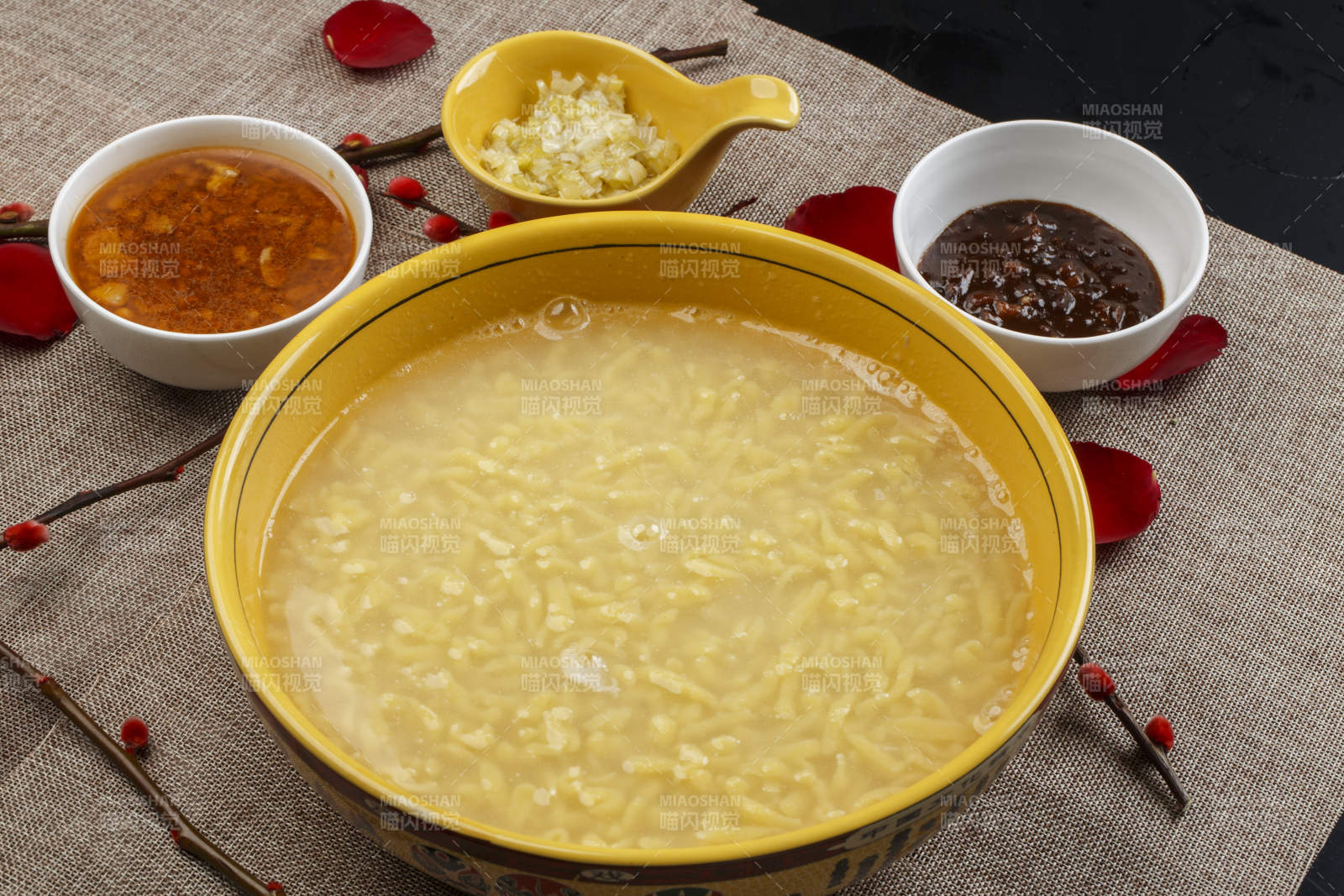 黄色瓷盆装的浓汤豌豆粉图片
