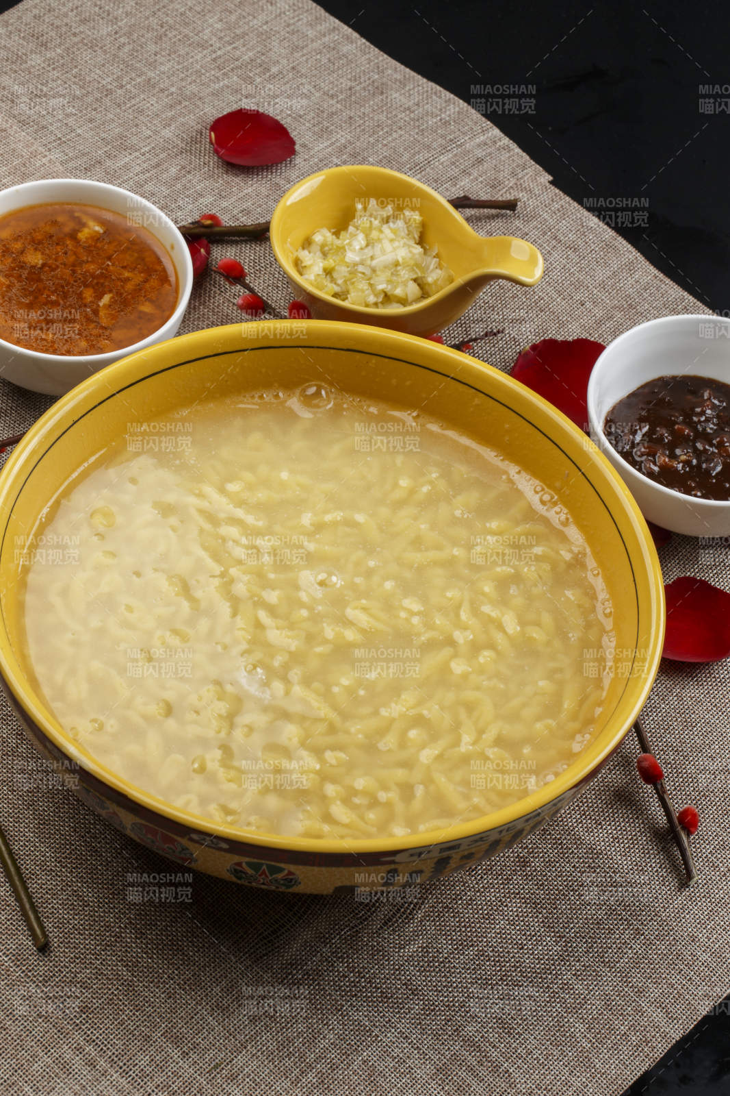黄色瓷盆装的浓汤豌豆粉图片