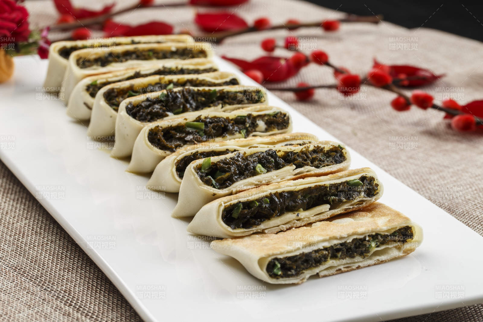 白色瓷盘装的鸡蛋野菜馅馅饼图片