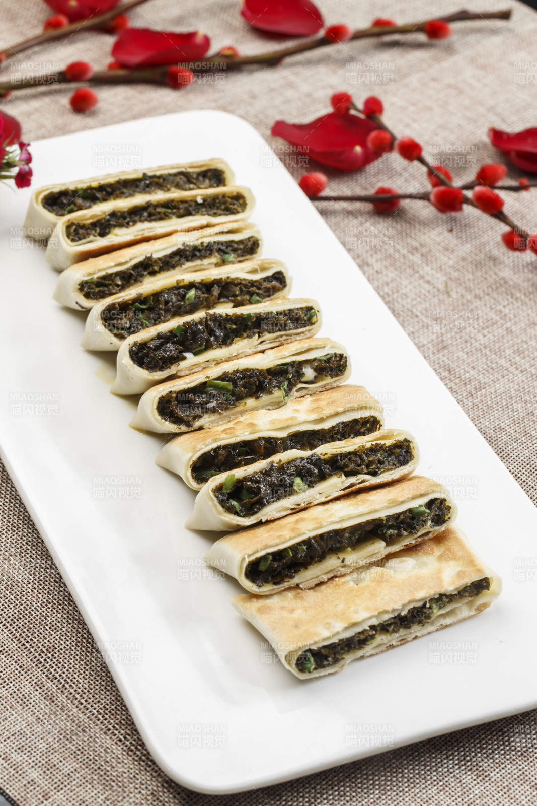 白色瓷盘装的鸡蛋野菜馅馅饼图片