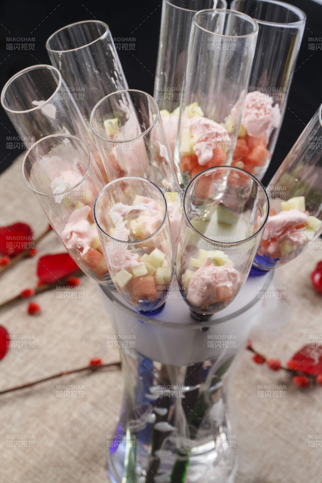 精美餐具装的干冰冰激凌玫瑰花图片