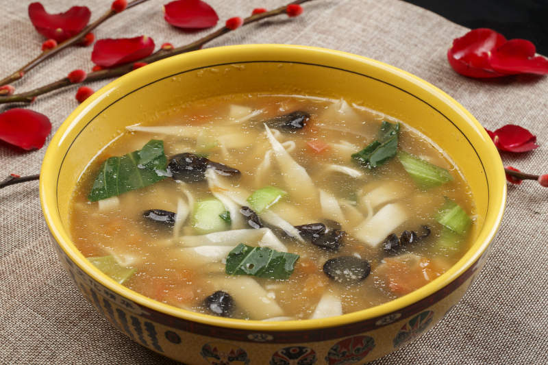 黄色瓷盆装的西红柿面片汤图片